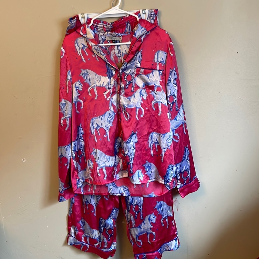 Two piece women’s pjs (Bin E)